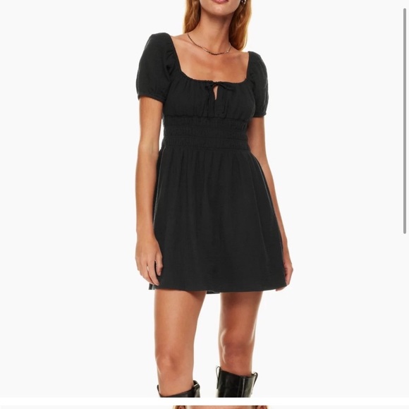 Aritzia Dresses & Skirts - Aritzia Black Puff Sleeve Mini Dress